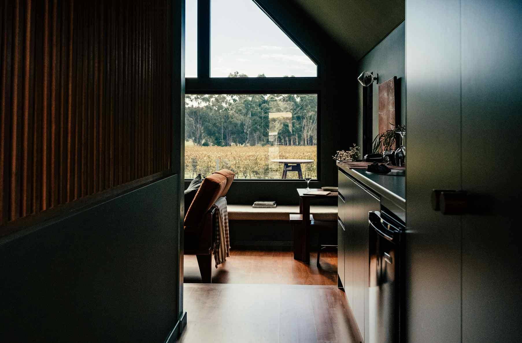 Featured image for Essential Ideas for Crafting a Warm and Inviting Living Room