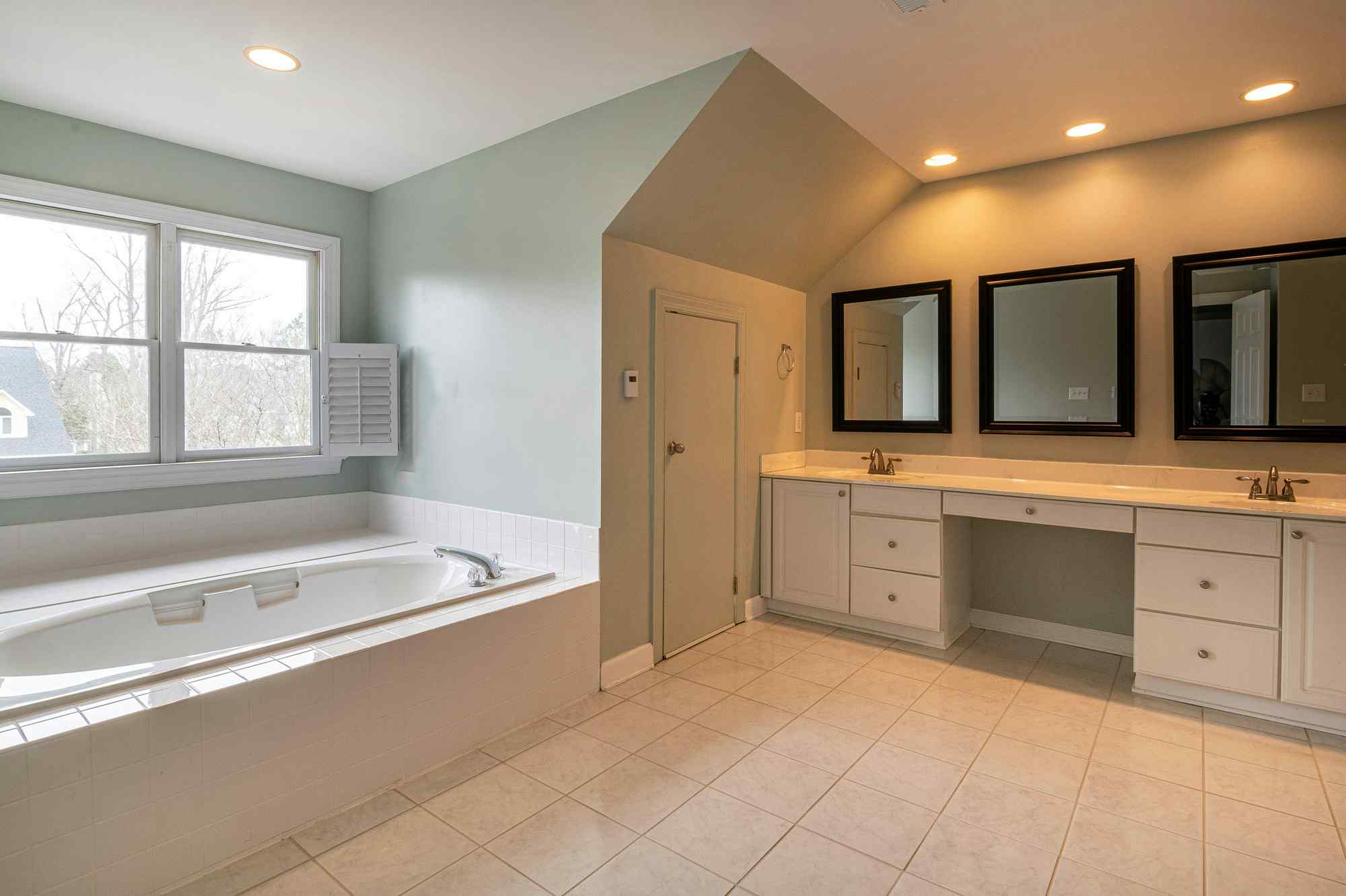 Featured image for Effective Storage Solutions for Small Bathrooms That Create a Clutter-Free Haven